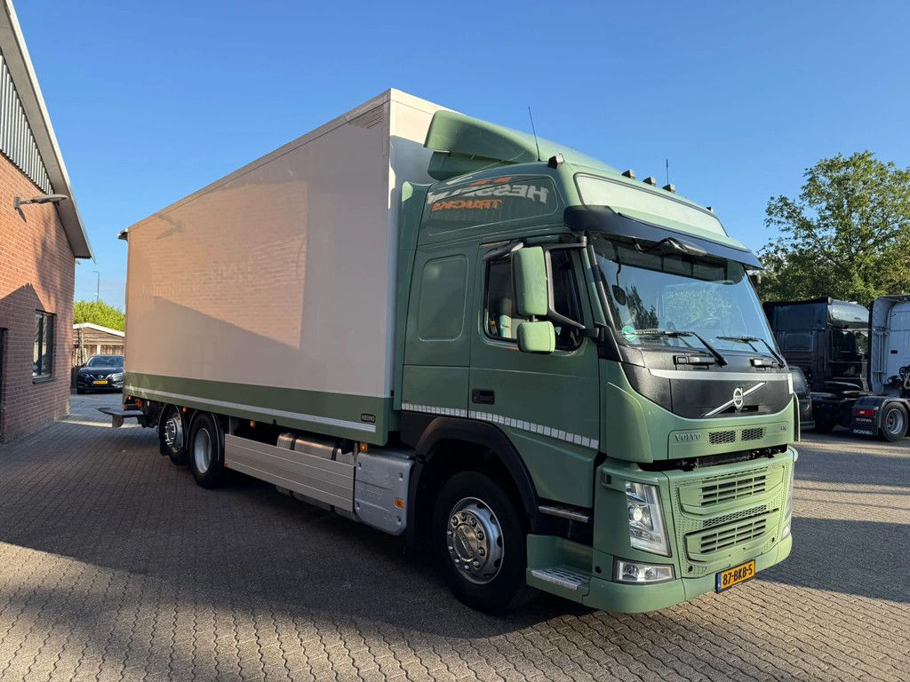 Volvo FM 420 6X2 8.1M Koffer Stuuras