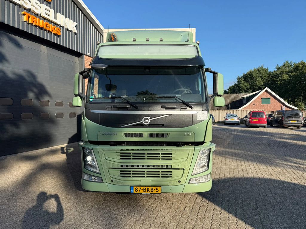 Volvo FM 420 6X2 8.1M Koffer Stuuras