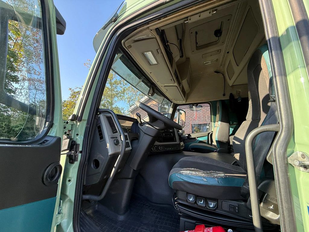 Volvo FM 420 6X2 8.1M Koffer Stuuras
