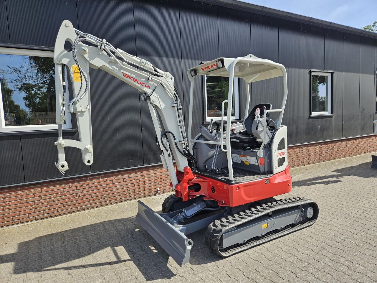 Takeuchi TB325R nieuw overjarig