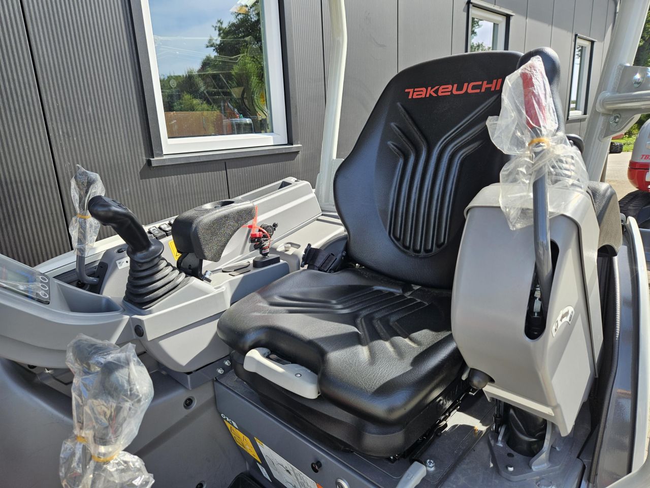 Takeuchi TB325R nieuw overjarig
