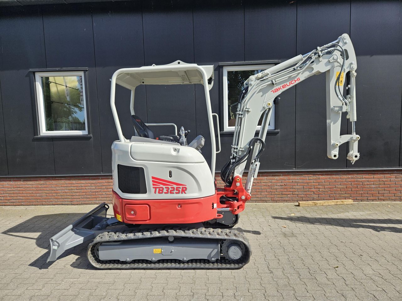 Takeuchi TB325R nieuw overjarig