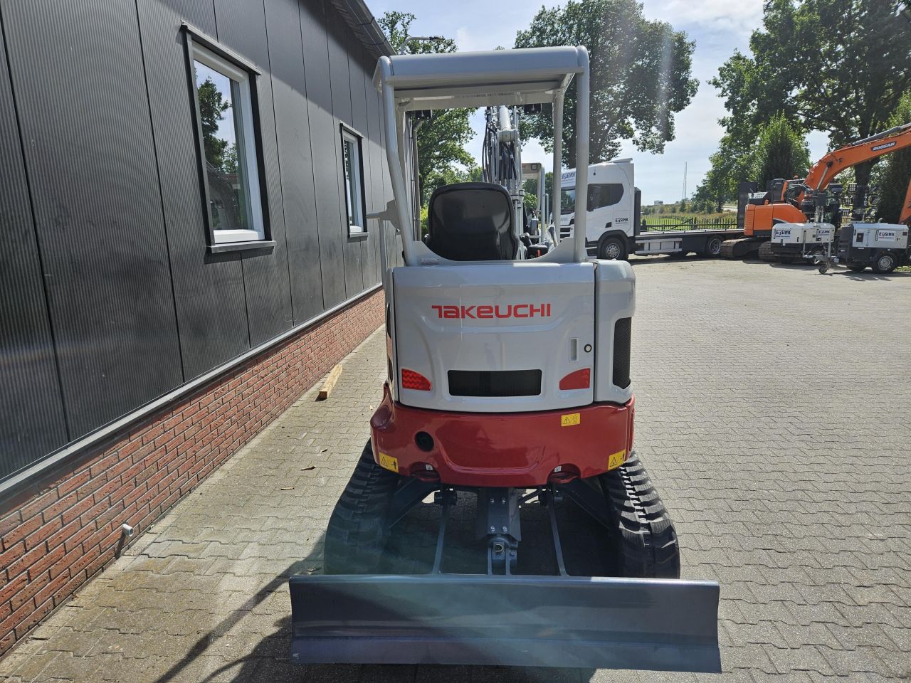 Takeuchi TB325R nieuw overjarig