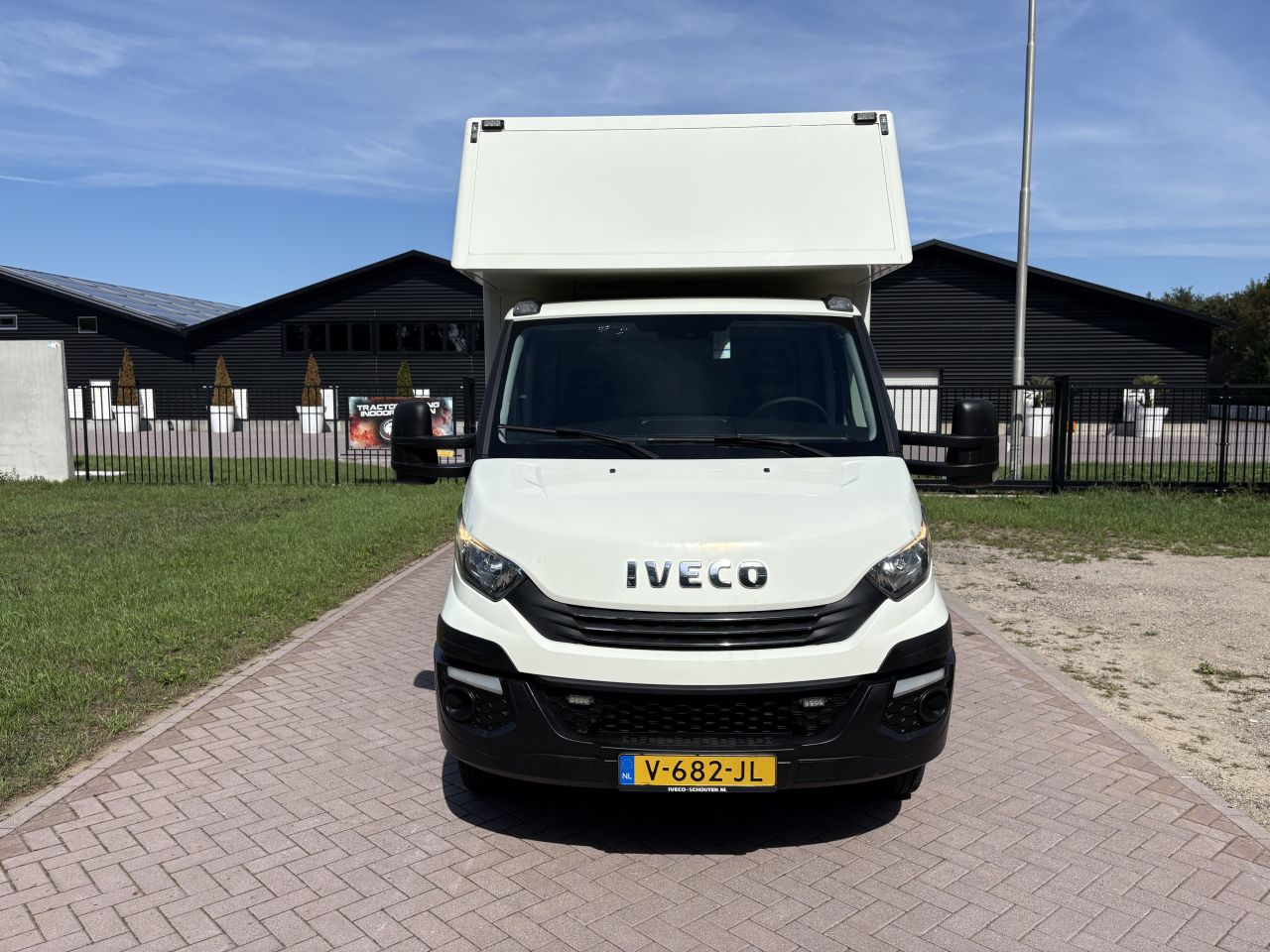 Be trekker Iveco 40C18 clixtar met laadklep 1500kg