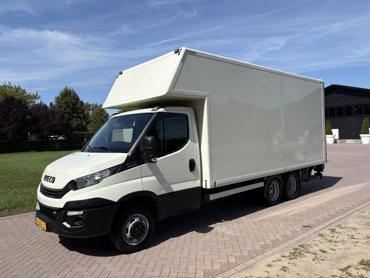 Be trekker Iveco 40C18 clixtar met laadklep 1500kg