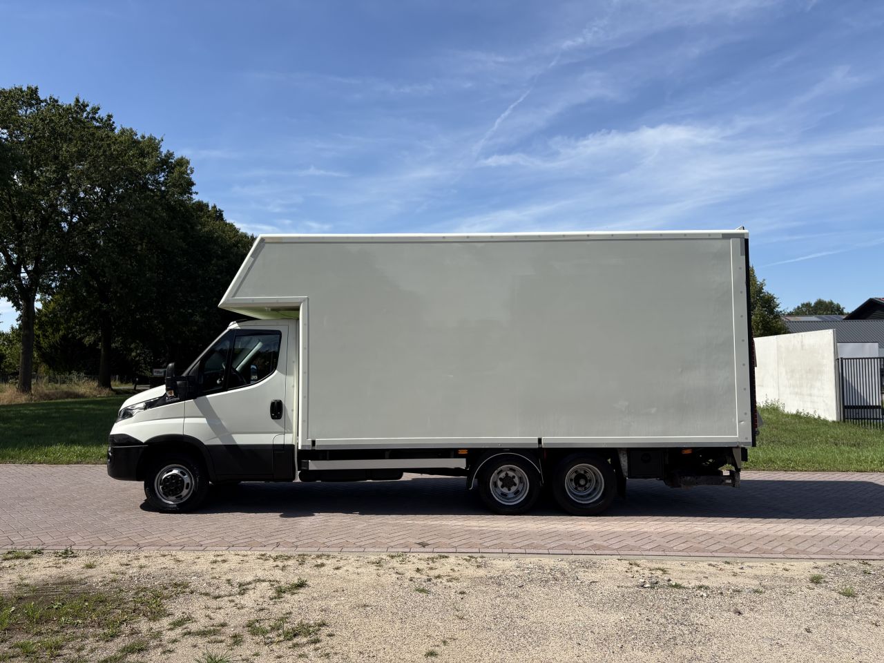 Be trekker Iveco 40C18 clixtar met laadklep 1500kg
