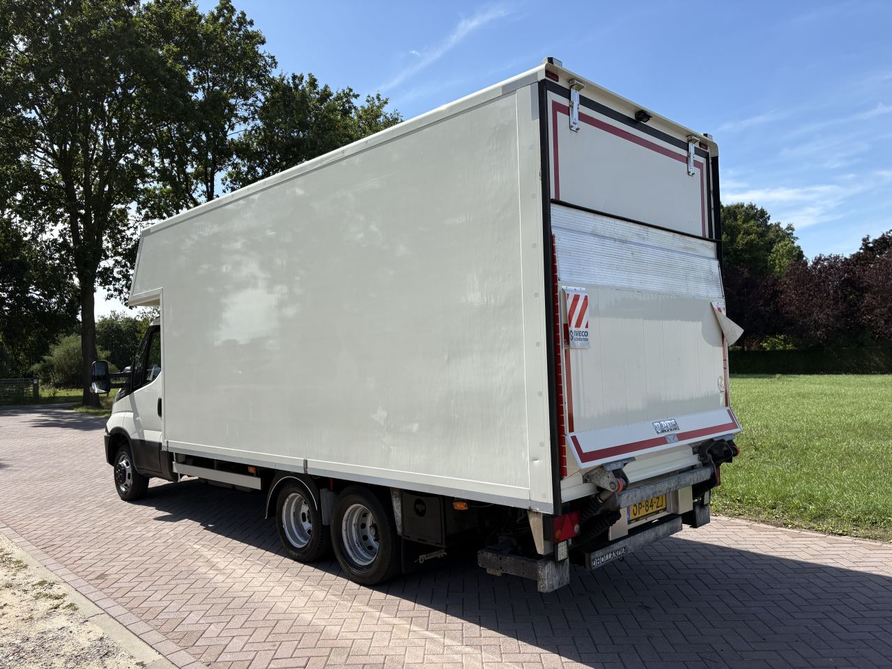 Be trekker Iveco 40C18 clixtar met laadklep 1500kg