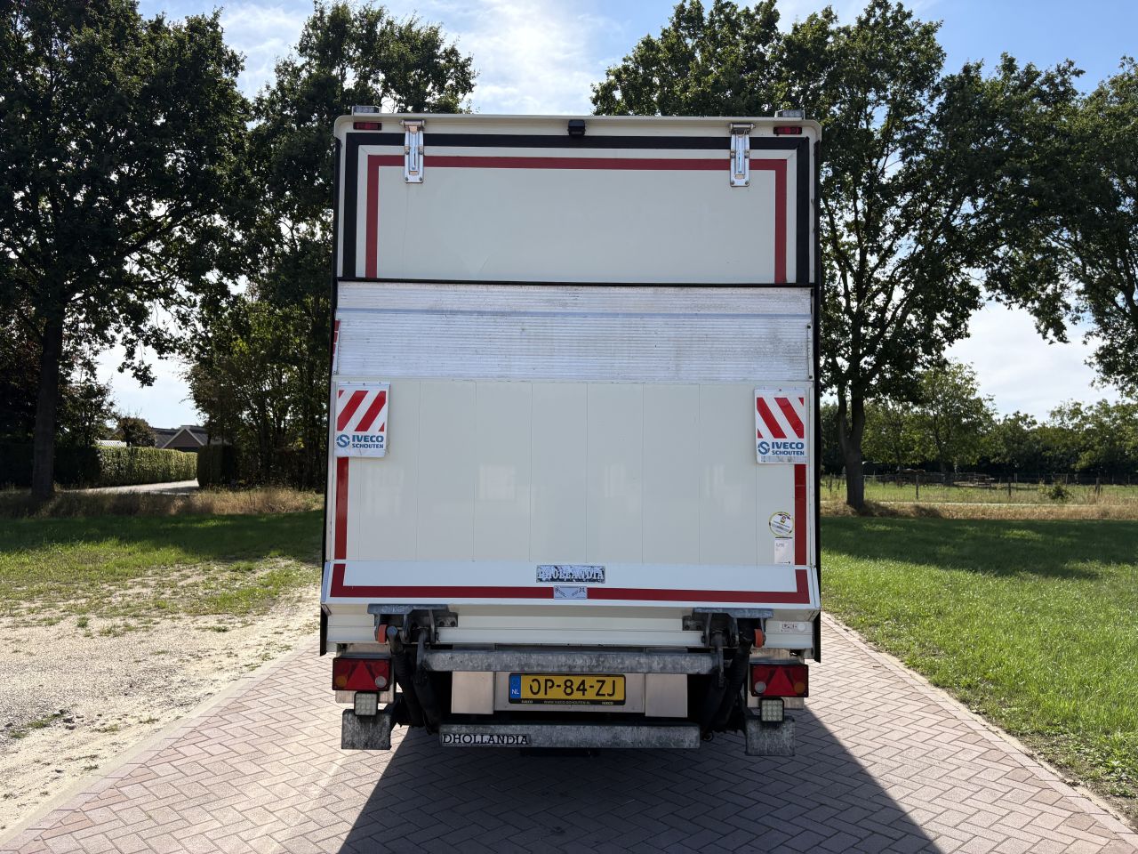 Be trekker Iveco 40C18 clixtar met laadklep 1500kg