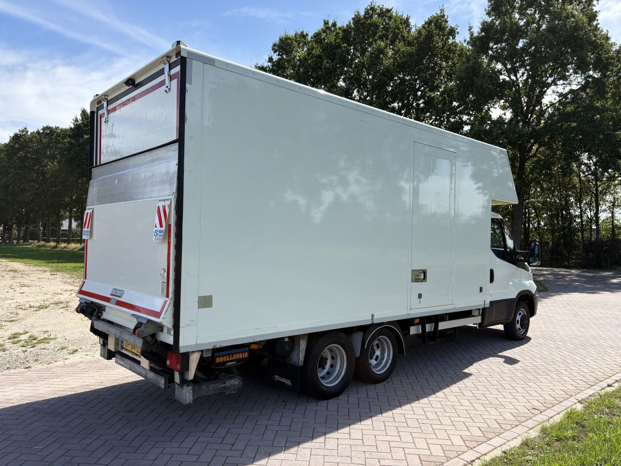 Be trekker Iveco 40C18 clixtar met laadklep 1500kg