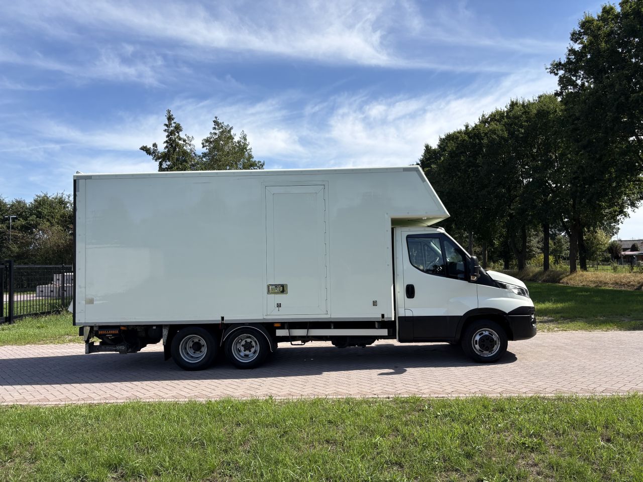 Be trekker Iveco 40C18 clixtar met laadklep 1500kg