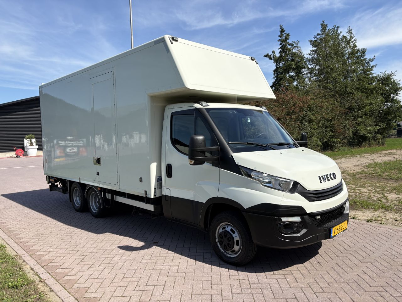 Be trekker Iveco 40C18 clixtar met laadklep 1500kg