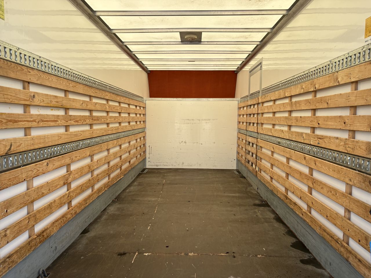 Be trekker Iveco 40C18 clixtar met laadklep 1500kg
