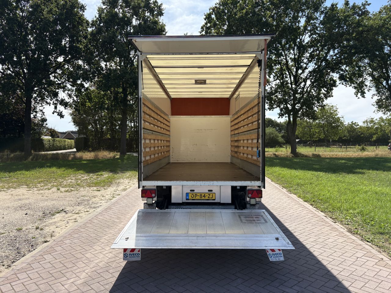 Be trekker Iveco 40C18 clixtar met laadklep 1500kg