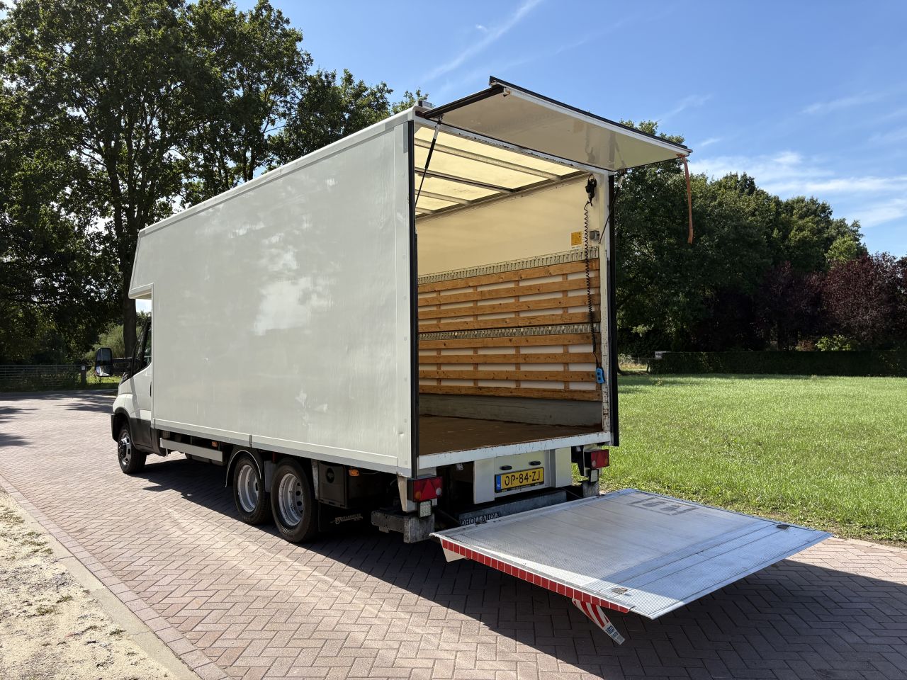 Be trekker Iveco 40C18 clixtar met laadklep 1500kg