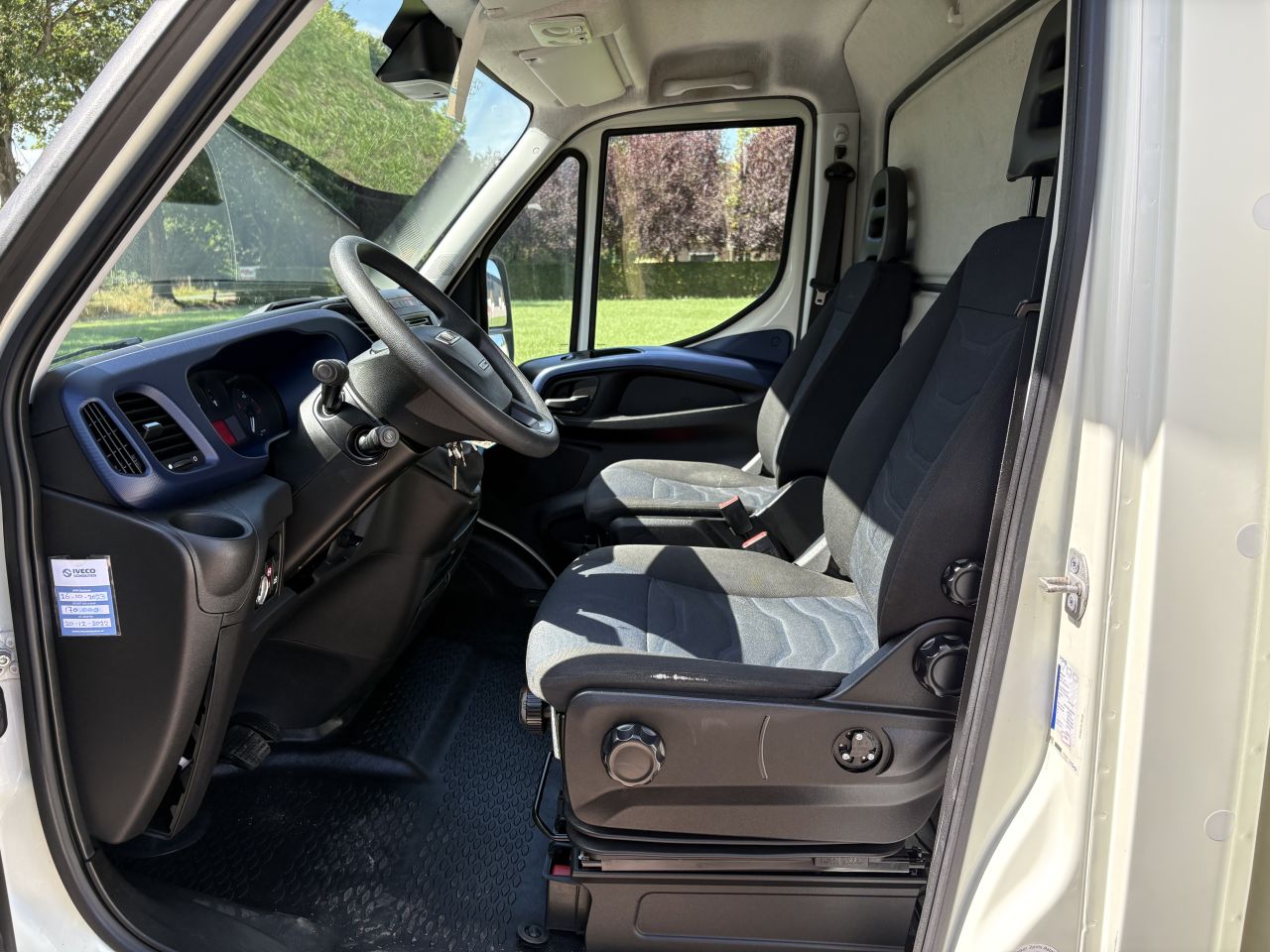 Be trekker Iveco 40C18 clixtar met laadklep 1500kg