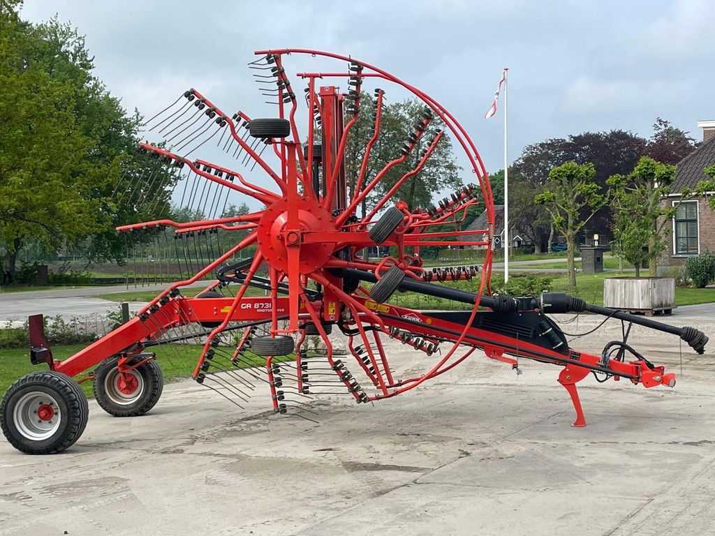Kuhn GA 8731 Zwadhark Zwiller Rake Schwader GA 8731 Zwadhark Zwiller enkel heffend 8 meter Hark Rake Schwader