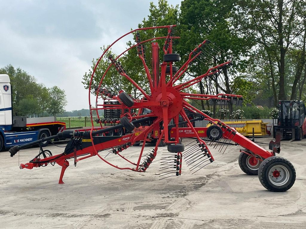 Kuhn GA 8731 Zwadhark Zwiller Rake Schwader GA 8731 Zwadhark Zwiller enkel heffend 8 meter Hark Rake Schwader