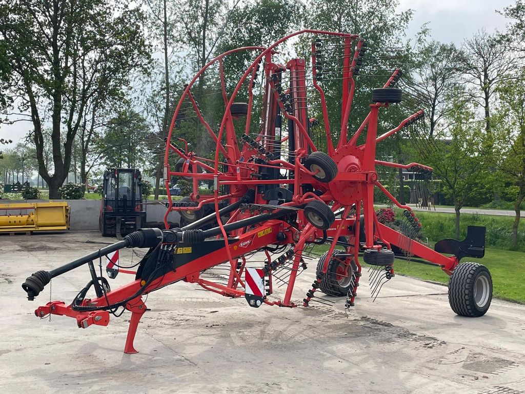 Kuhn GA 8731 Zwadhark Zwiller Rake Schwader GA 8731 Zwadhark Zwiller enkel heffend 8 meter Hark Rake Schwader