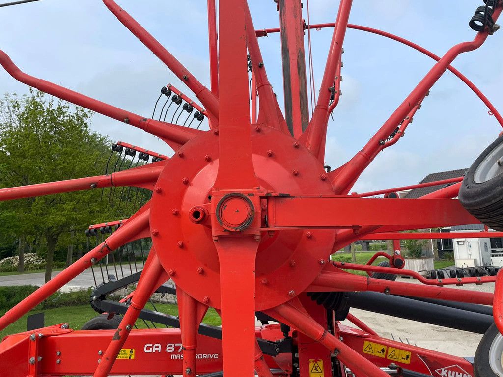 Kuhn GA 8731 Zwadhark Zwiller Rake Schwader GA 8731 Zwadhark Zwiller enkel heffend 8 meter Hark Rake Schwader