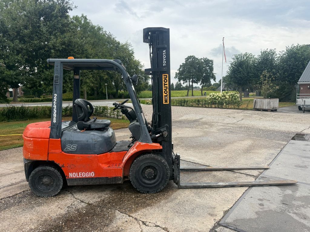 Toyota 7FD25 2500 KG heftruck Diesel Triplo mast Sideshift
