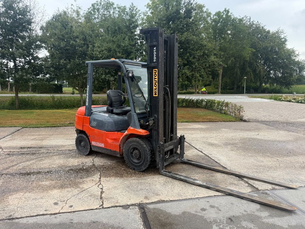 Toyota 7FD25 2500 KG heftruck Diesel Triplo mast Sideshift