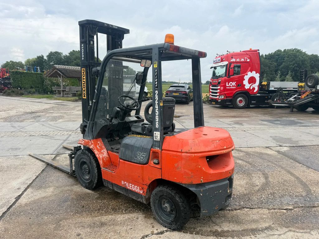 Toyota 7FD25 2500 KG heftruck Diesel Triplo mast Sideshift