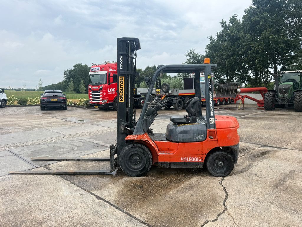 Toyota 7FD25 2500 KG heftruck Diesel Triplo mast Sideshift