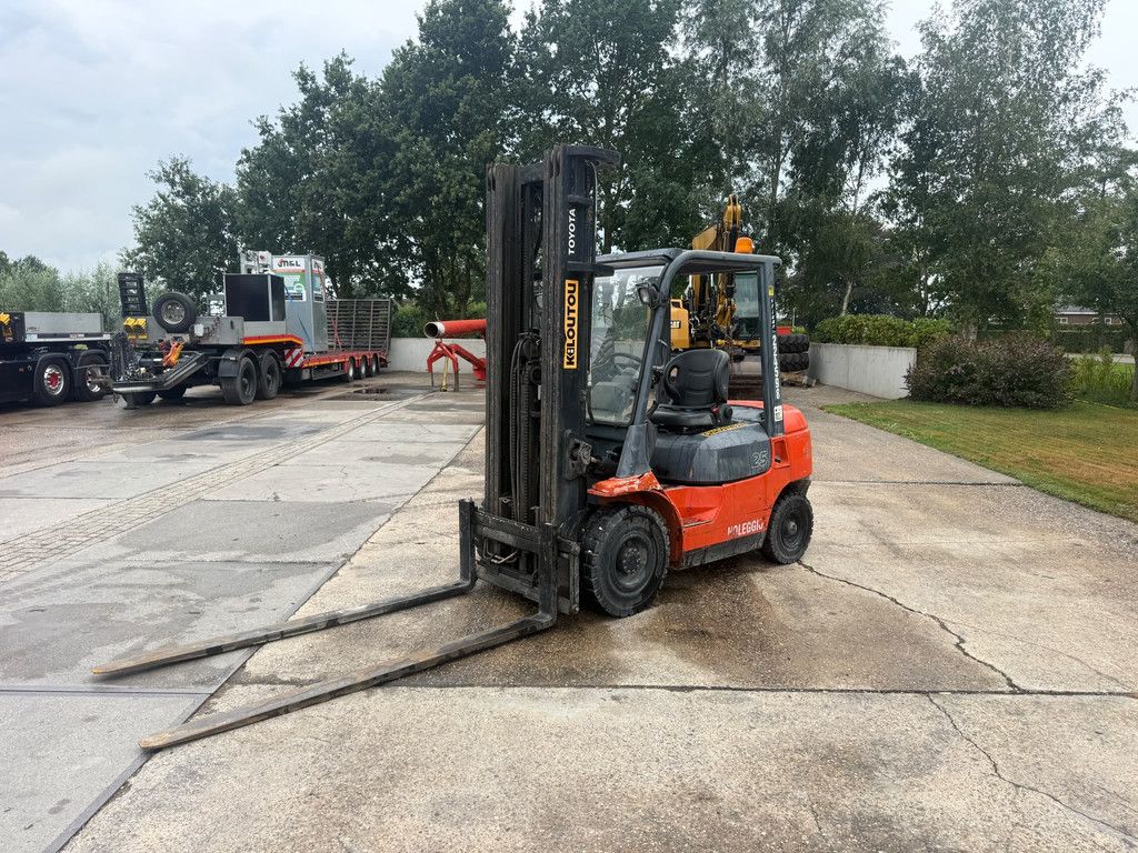 Toyota 7FD25 2500 KG heftruck Diesel Triplo mast Sideshift