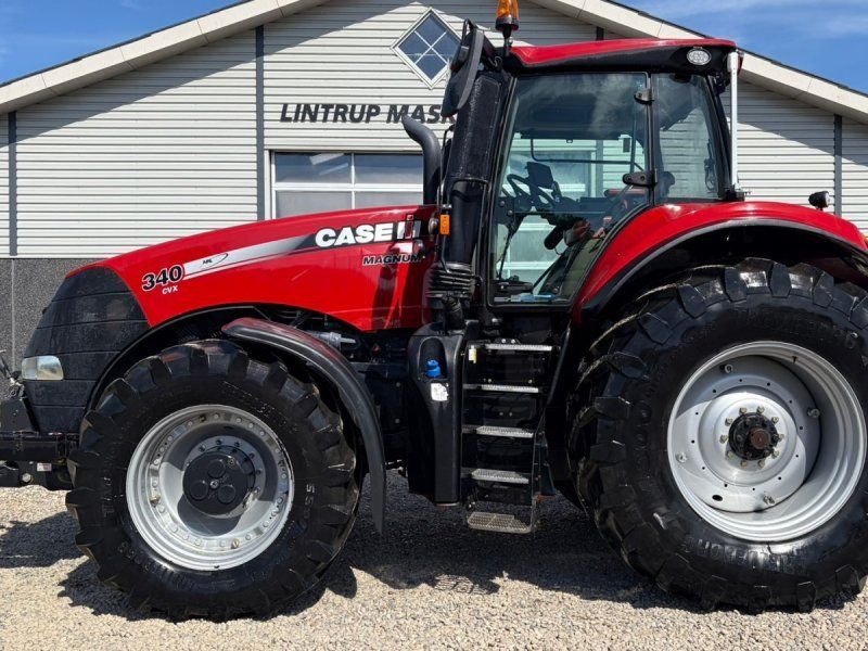 Case IH MAGNUM 340 CVX med frontlift. Gård