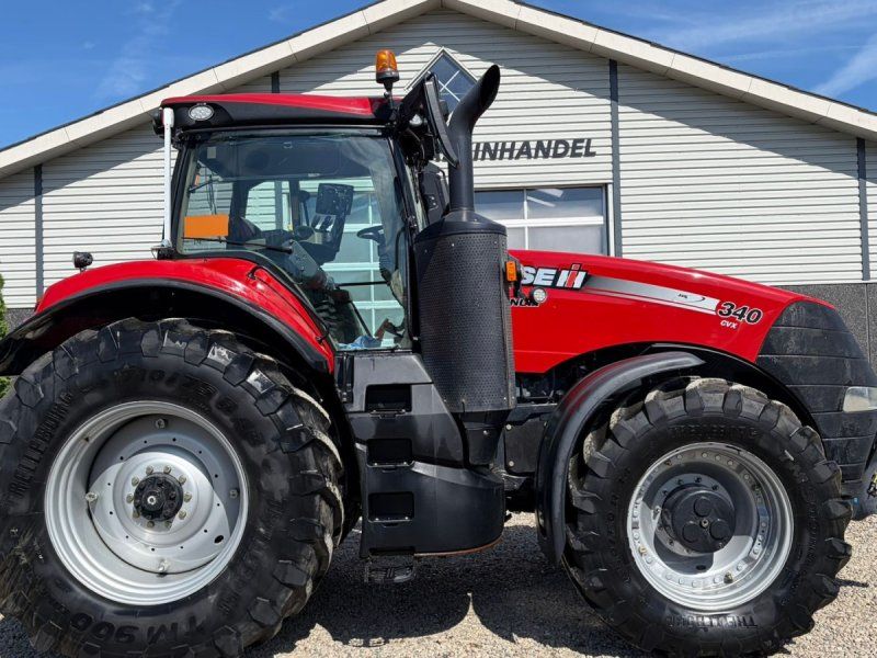 Case IH MAGNUM 340 CVX med frontlift. Gård