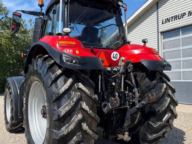 Case IH MAGNUM 340 CVX med frontlift. Gård