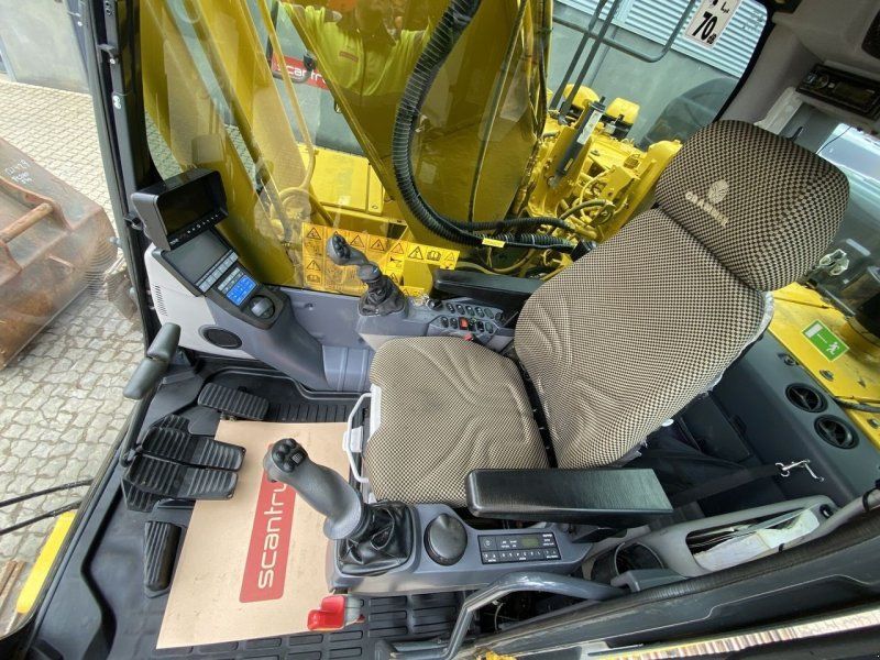 Komatsu PC240LCD-11