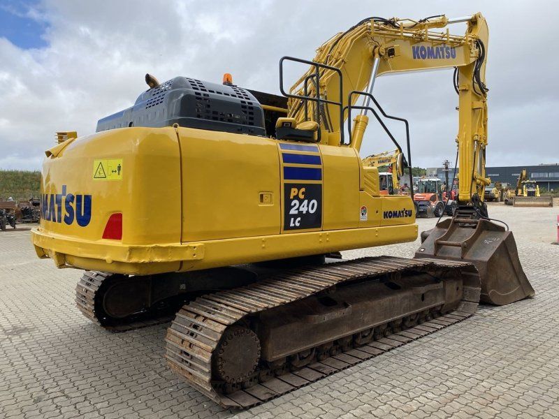 Komatsu PC240LCD-11