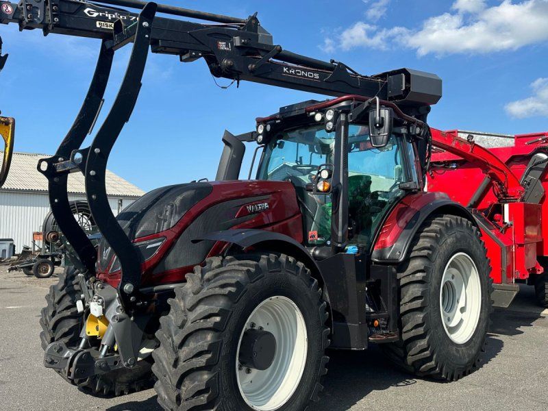 Valtra T234s Med Jenz 360 Flishugger og Alsidig 23m3 Flisvogn