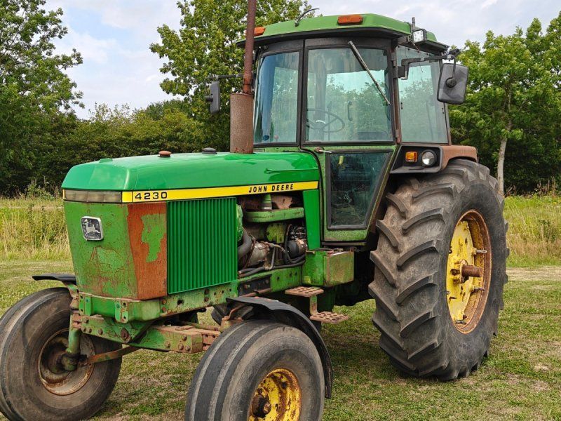 John Deere 4230