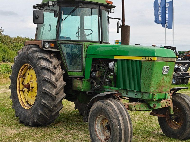 John Deere 4230