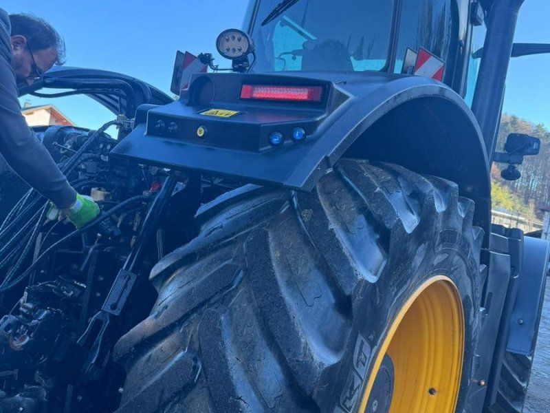 JCB 8330