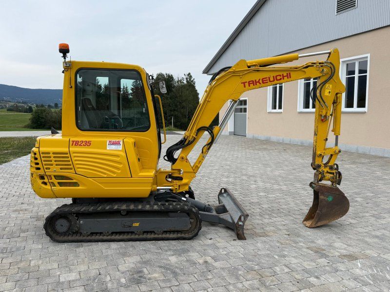 Takeuchi TB 235