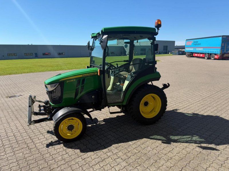 John Deere 2038R