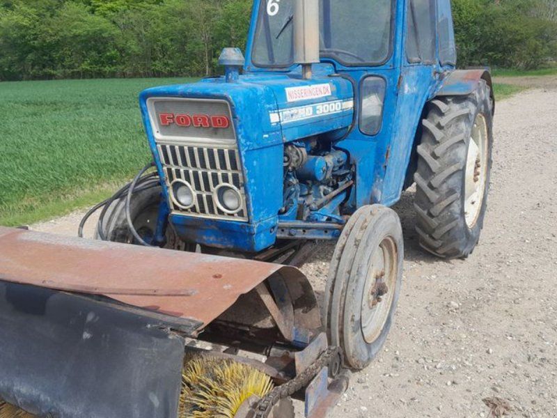 Ford 3000Y med mekanisk trukket kost med hydr regulering
