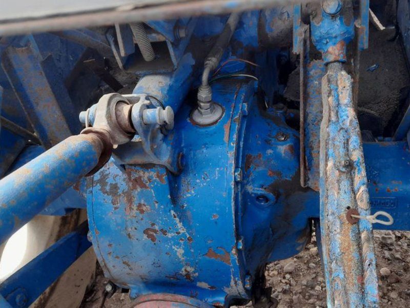 Ford 3000Y med mekanisk trukket kost med hydr regulering