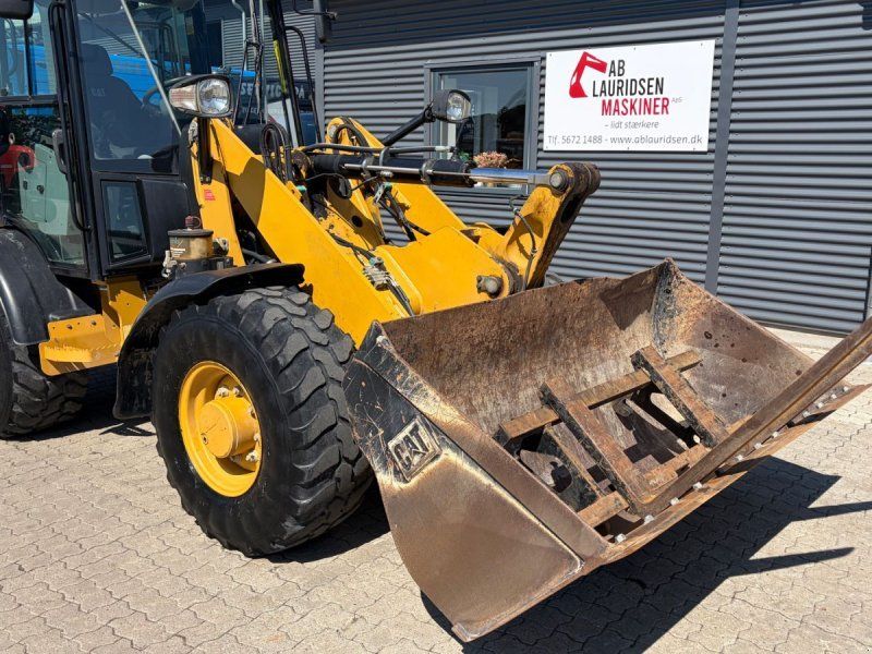Cat 906M med Skovl og pallegafler