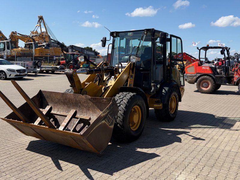 Cat 906M med Skovl og pallegafler