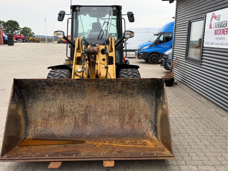 Cat 906M med skovl og pallegafler