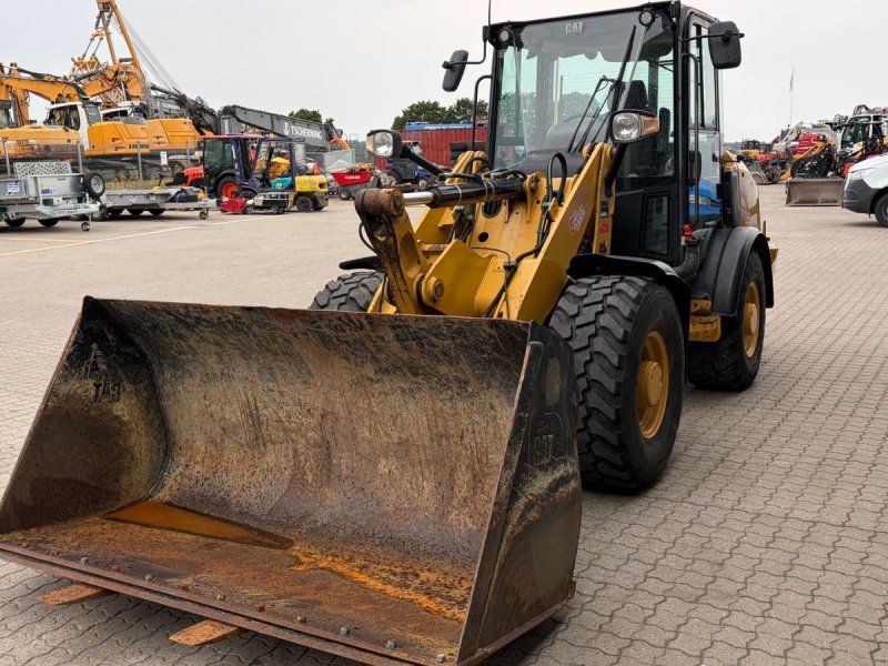 Cat 906M med skovl og pallegafler