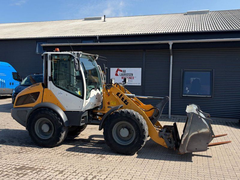 Liebherr L506 compact med skovl og pallegafler