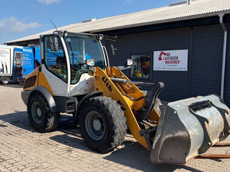 Liebherr L506 compact med skovl og pallegafler