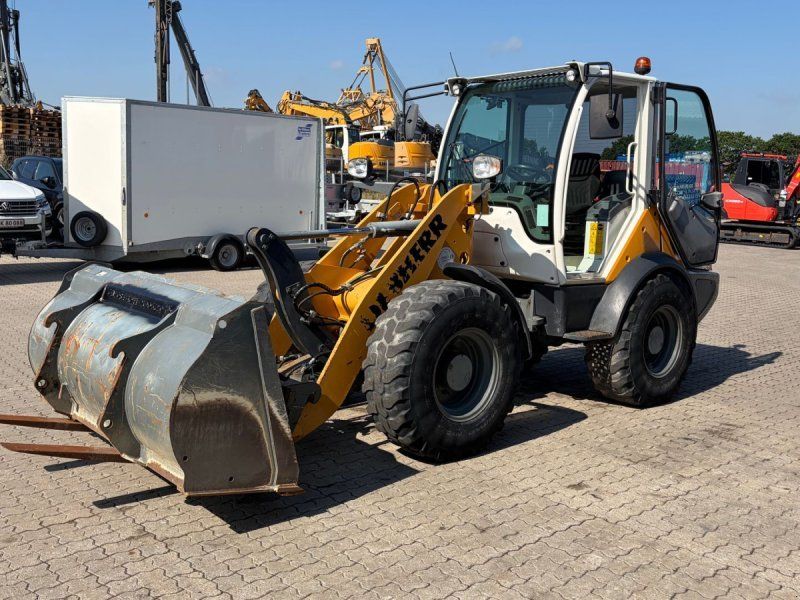 Liebherr L506 compact med skovl og pallegafler