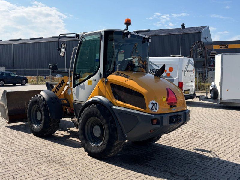 Liebherr L506 compact med skovl og pallegafler
