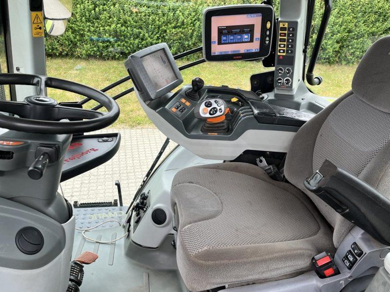 Claas Axion 830